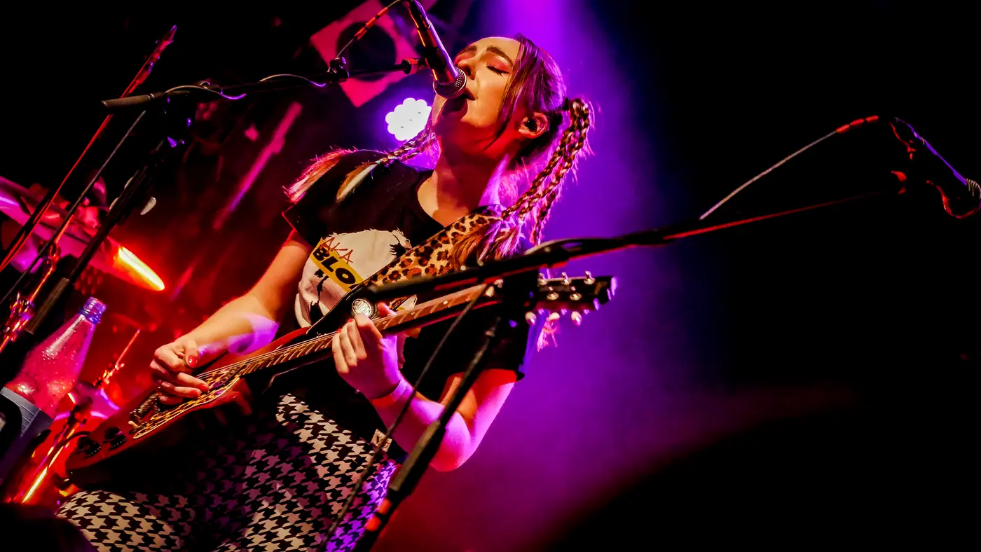 Ronja Kaminsky singing and playing guitar